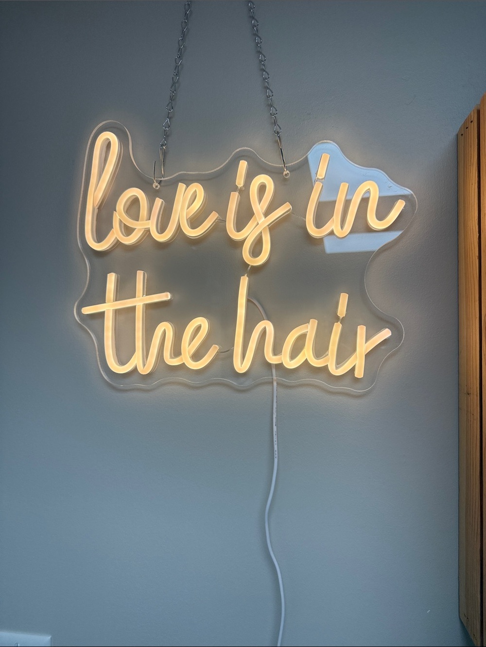 Neon Wall Sign "love is in the hair" - Warm White